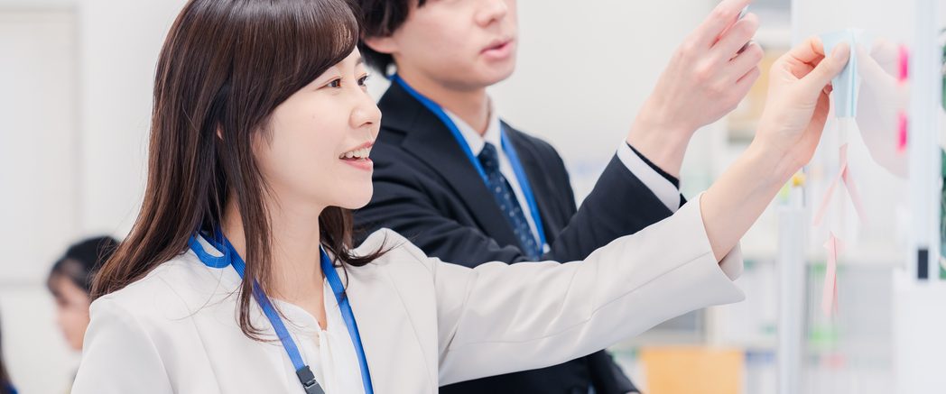 広告運用の課題整理をするビジネスパーソン