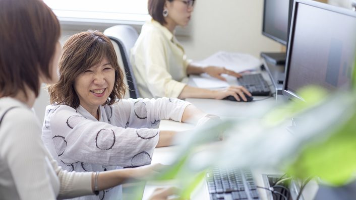 株式会社アンのオフィスで打ち合わせをするスタッフ